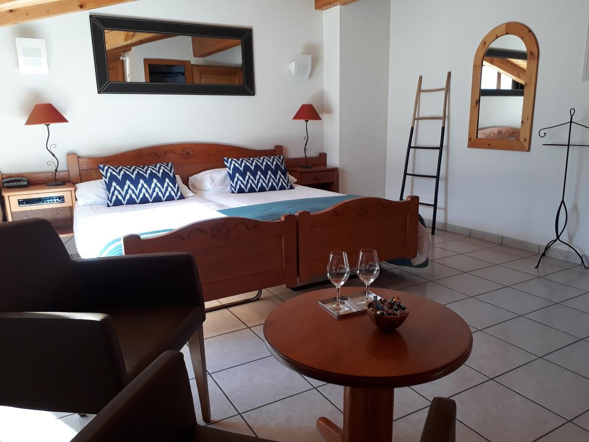 Hotel De Fully Bagian luar foto
